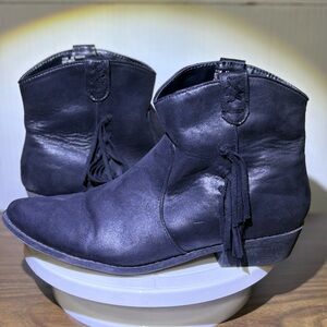 Arizona size 11 ankle boots with1.5” heel black. Pull on/tassel on side.
